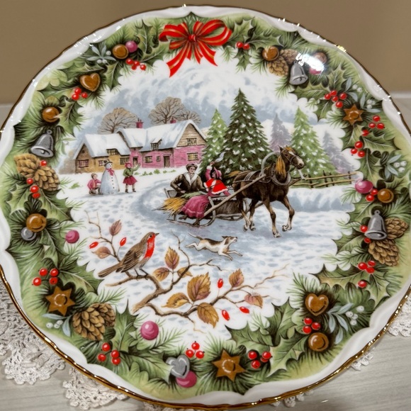 Royal Albert Christmas Sleigh Ride Plate 1993 Collectible Gold Trimmed - Picture 1 of 3